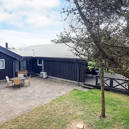 8 Person In Lokken-by Traum