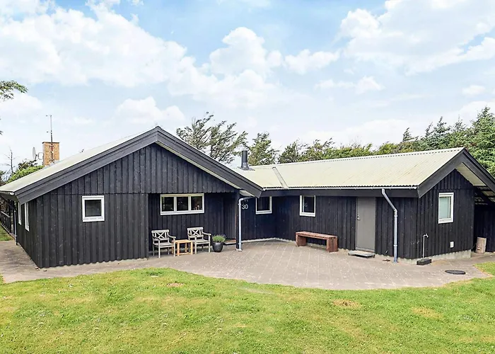 8 Person In Lokken-by Traum
