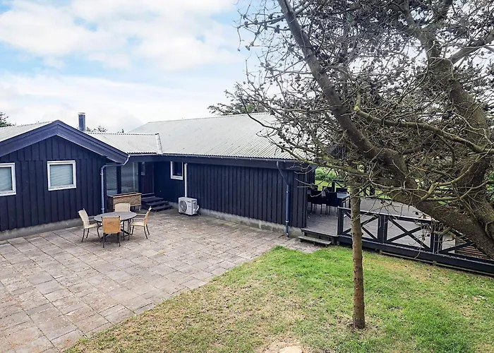 8 Person In Lokken-by Traum